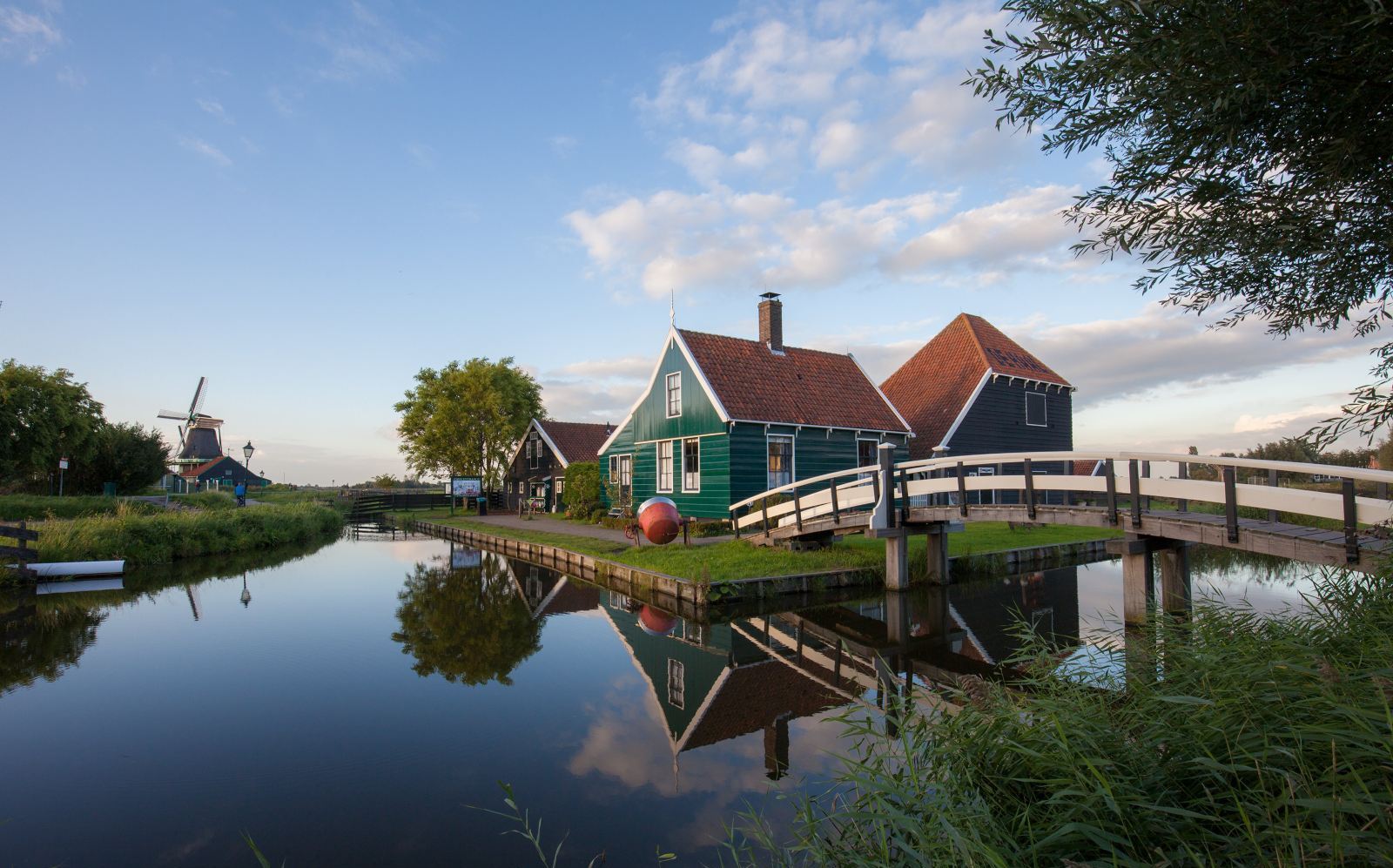 荷兰看风车首推桑斯安斯风车村zaanse schans,因为距离阿姆斯特丹坐