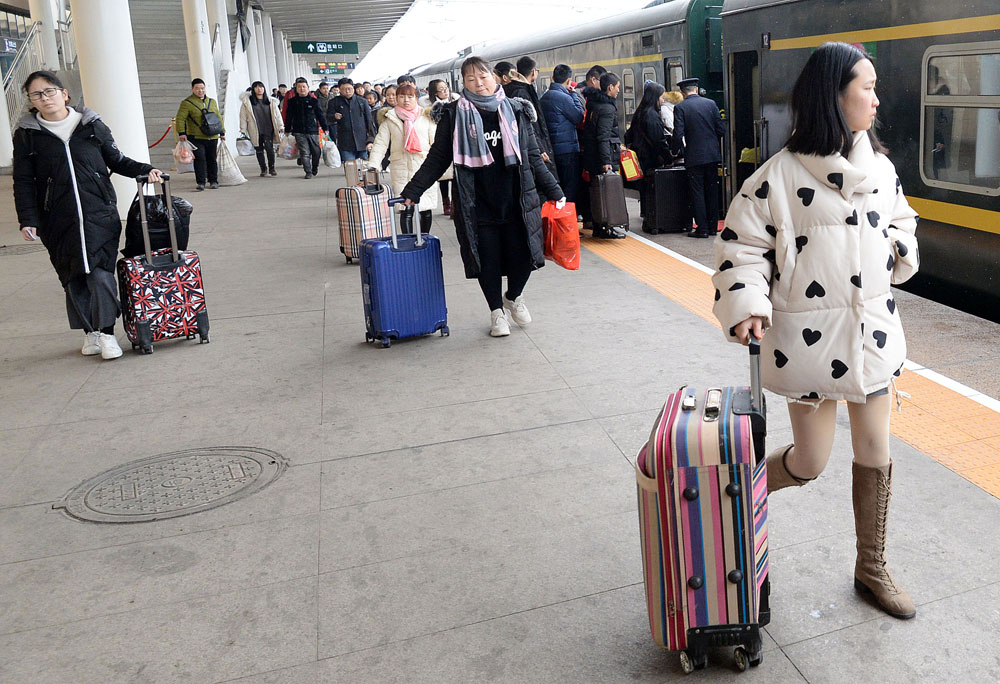 务工人员冒雪返程,打工族:旅途艰辛无所谓,只求火车不晚点