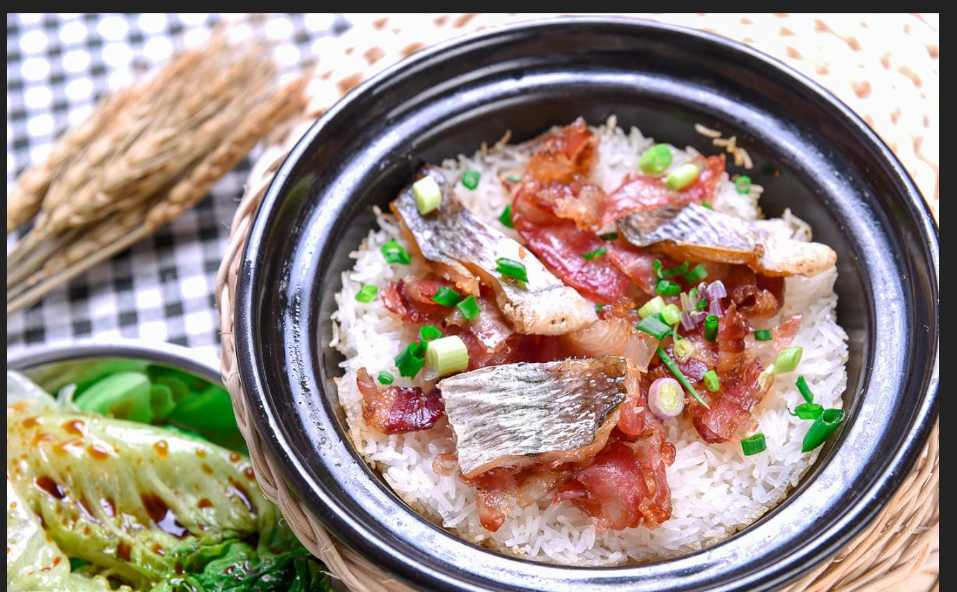 用瓦煲制作的广州煲仔饭,不仅营养而且美味,是广州一大特色美食