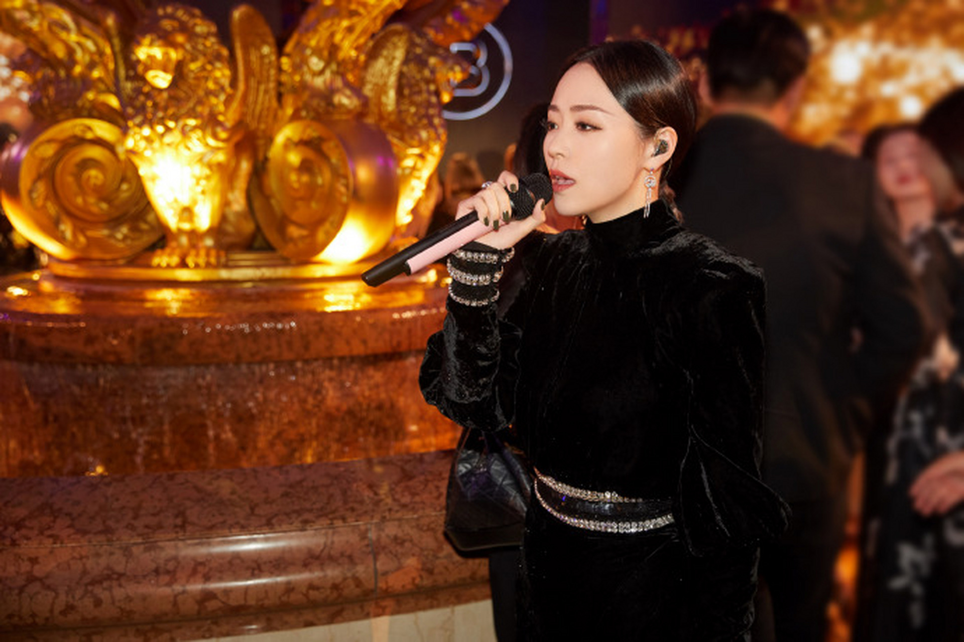 张靓颖真是越来越有气场了,一袭黑色开叉长裙霸气又性感,化身钮钴禄