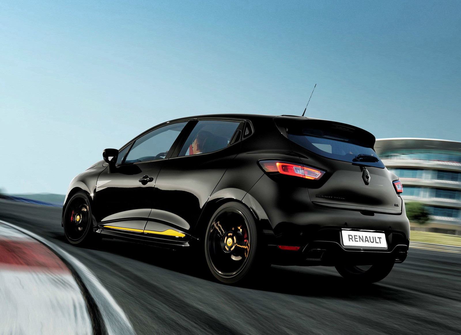 雷诺clio的外观漂亮得没话说,尽显霸气范,简直无可挑剔