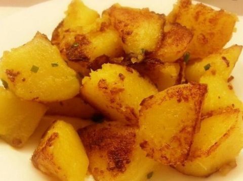 炸至金黄的土豆块,看起来就非常有食欲,人人都爱吃