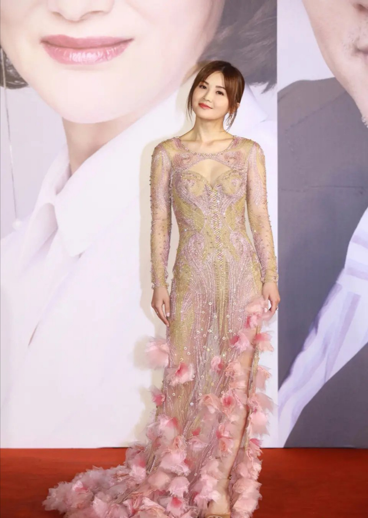 阿sa蔡卓妍大胆上身透视裙,微微发福更显丰满,属实性感