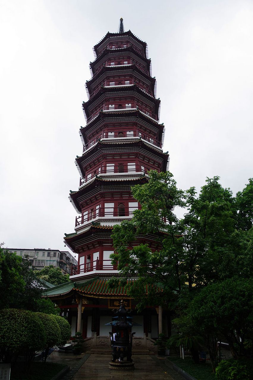 《崇左斜塔:左江河畔的千年奇观》  崇左斜塔,那屹立于左江河畔的千年