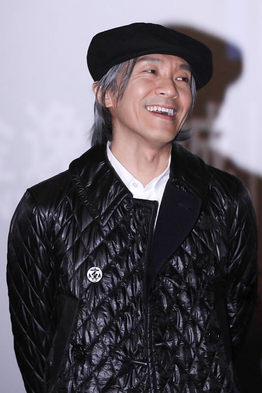 嫩嫩的星仔啊,李小龙的发型,李小龙的姿势,我们必须得感谢李小龙先生