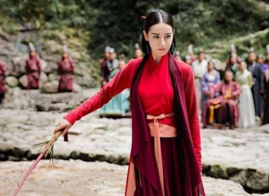 古装剧中女星用"鞭子"做武器,赵丽颖霸气十足,而她却成为经典