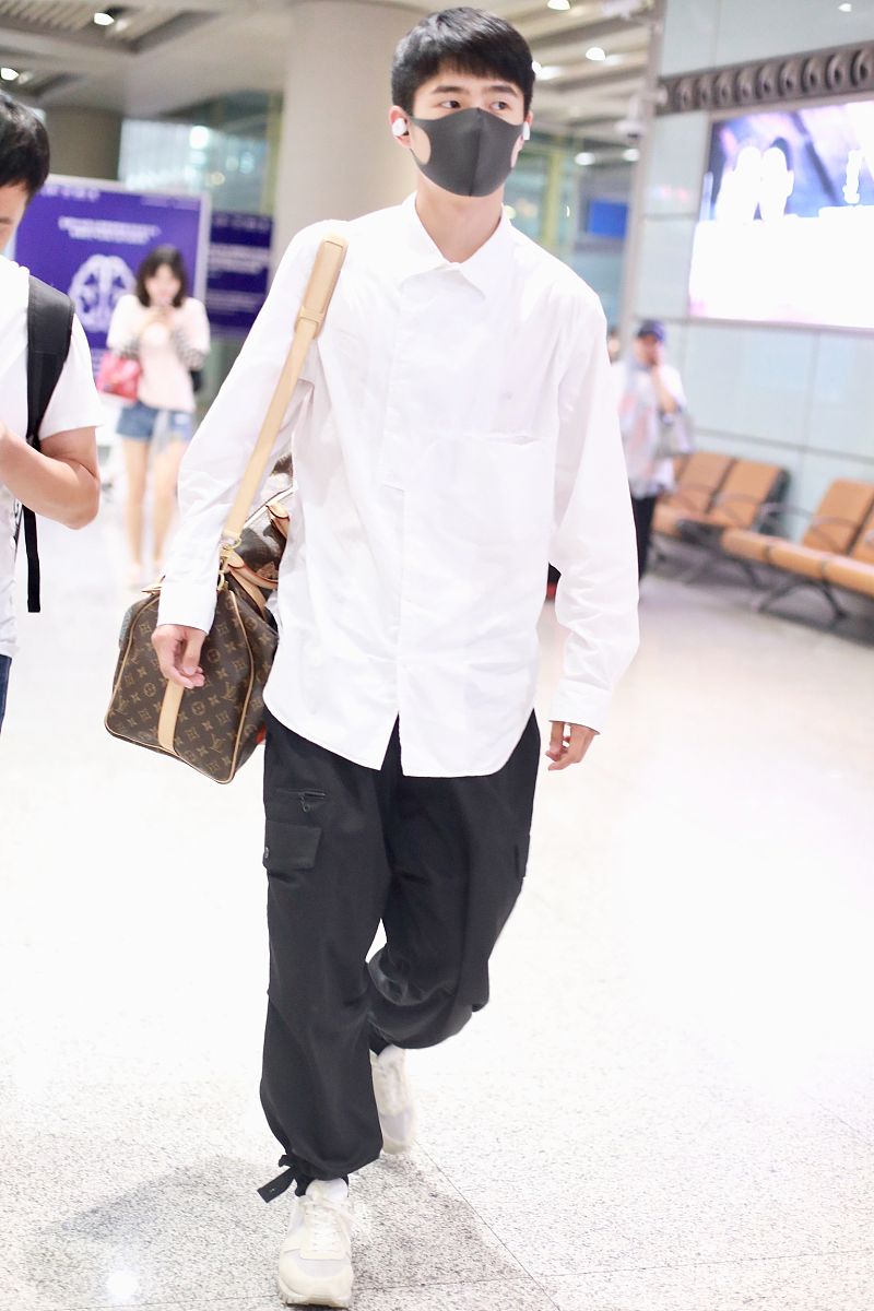 刘昊然街拍:白衬衫工装裤球鞋 lv老花行李袋帅气黑白配