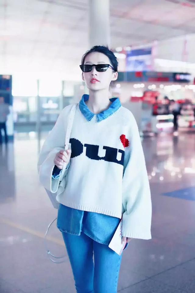 李沁背流苏包包现身机场 一身休闲风穿搭时尚感十足