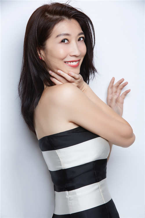 黄嘉千她是一个有魅力的性感女人,做自己勇敢继续向前