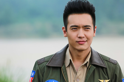 高云翔遭女方实锤:接吻是工作,但高云翔和王晶想把我的腿抬高