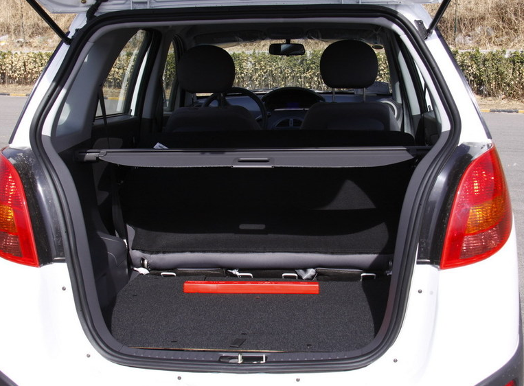 奇瑞x1外形沉稳大气,颇具包豪斯风格,给人满满的驾驶望