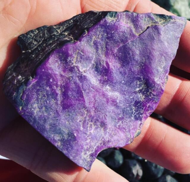 河边的紫色石头图片