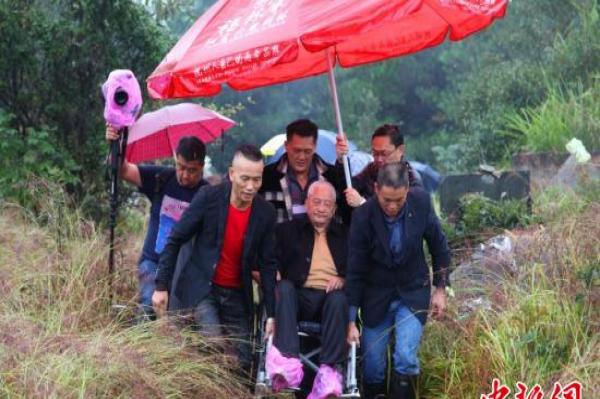 99岁赴台老兵陈竹生回乡祭拜父母