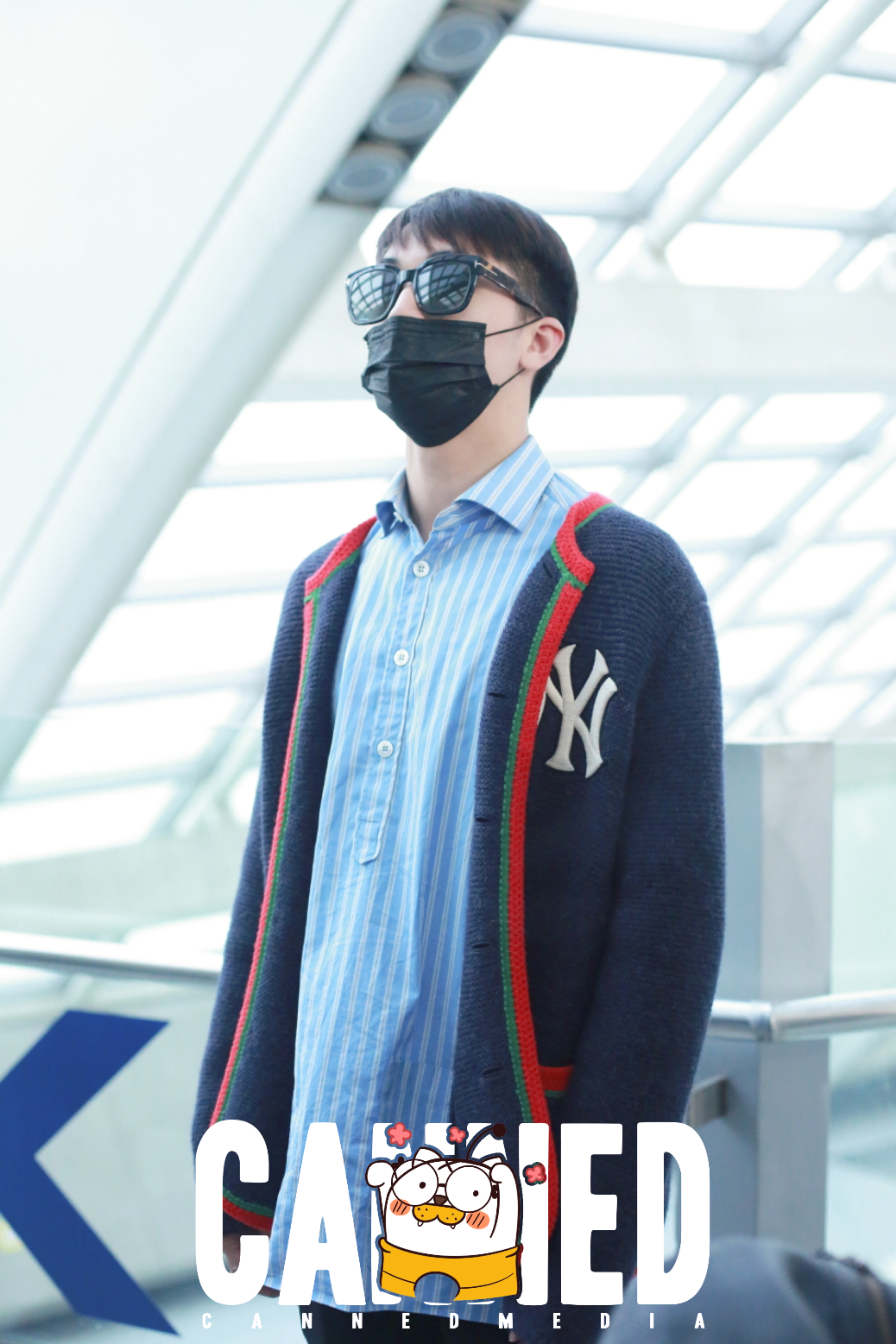 许魏洲现身机场,齐刘海的洲洲你见过吗?