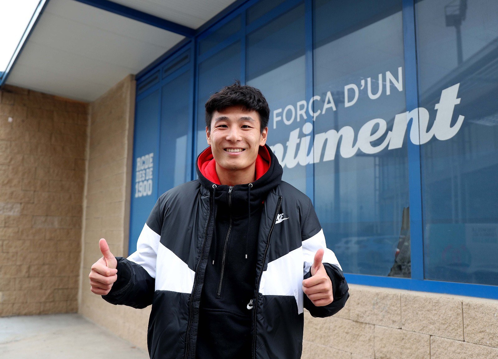 武磊亮相前三细节,高举队旗大秀加泰语,主教练表态出乎意料