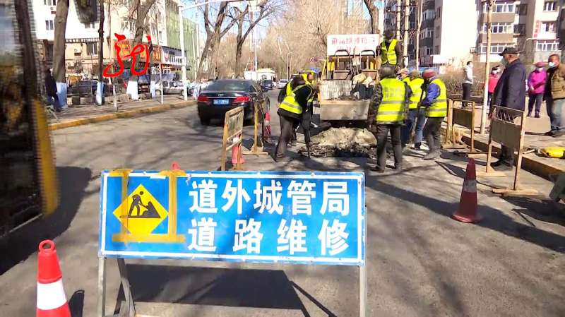 热胀冷缩导致部分路段出现了翻浆，城管部门开启大型春整行动,社会,民生,好看视频