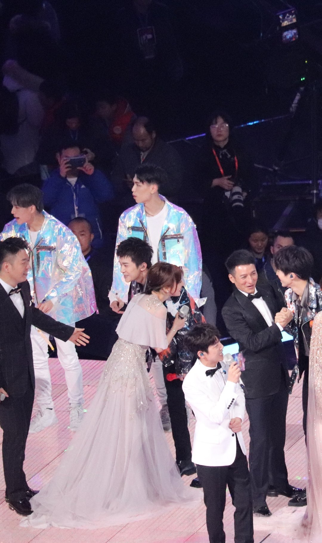 易烊千玺吴昕舞台拥抱,不知所措的小手太逗,千玺白大褂造型太帅