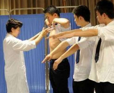 男兵体检时,必须要检查的两个部位,害羞还是得查!