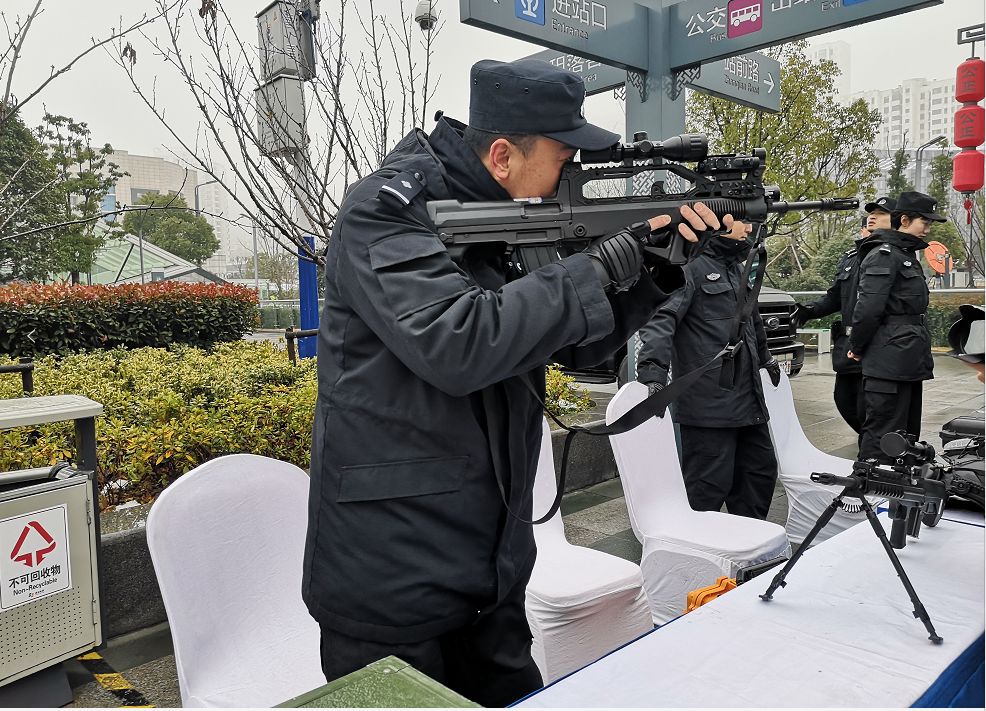 合肥火车站南广场,全副武装特警亮相,惊呼声一片