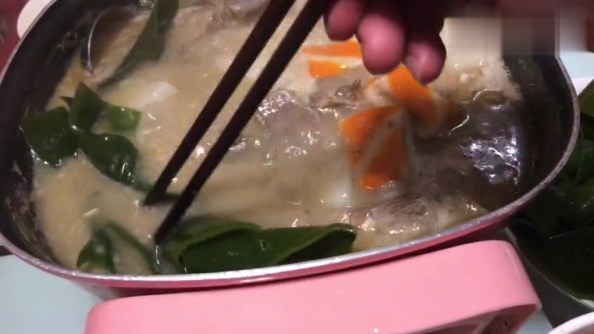 自制清汤骨头锅涮丸子,比麻辣烫还好吃,三个人把这一桌全吃完了