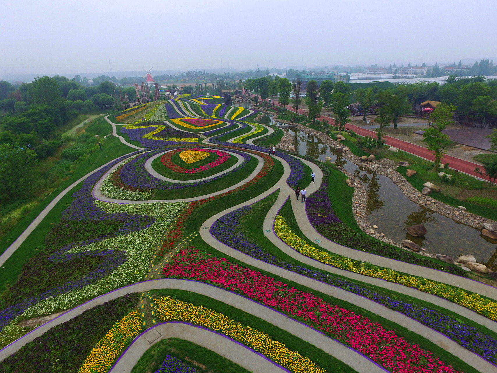 一踏入南通洲际绿博园,仿佛就走进了一个五彩斑斓的绿色世界.