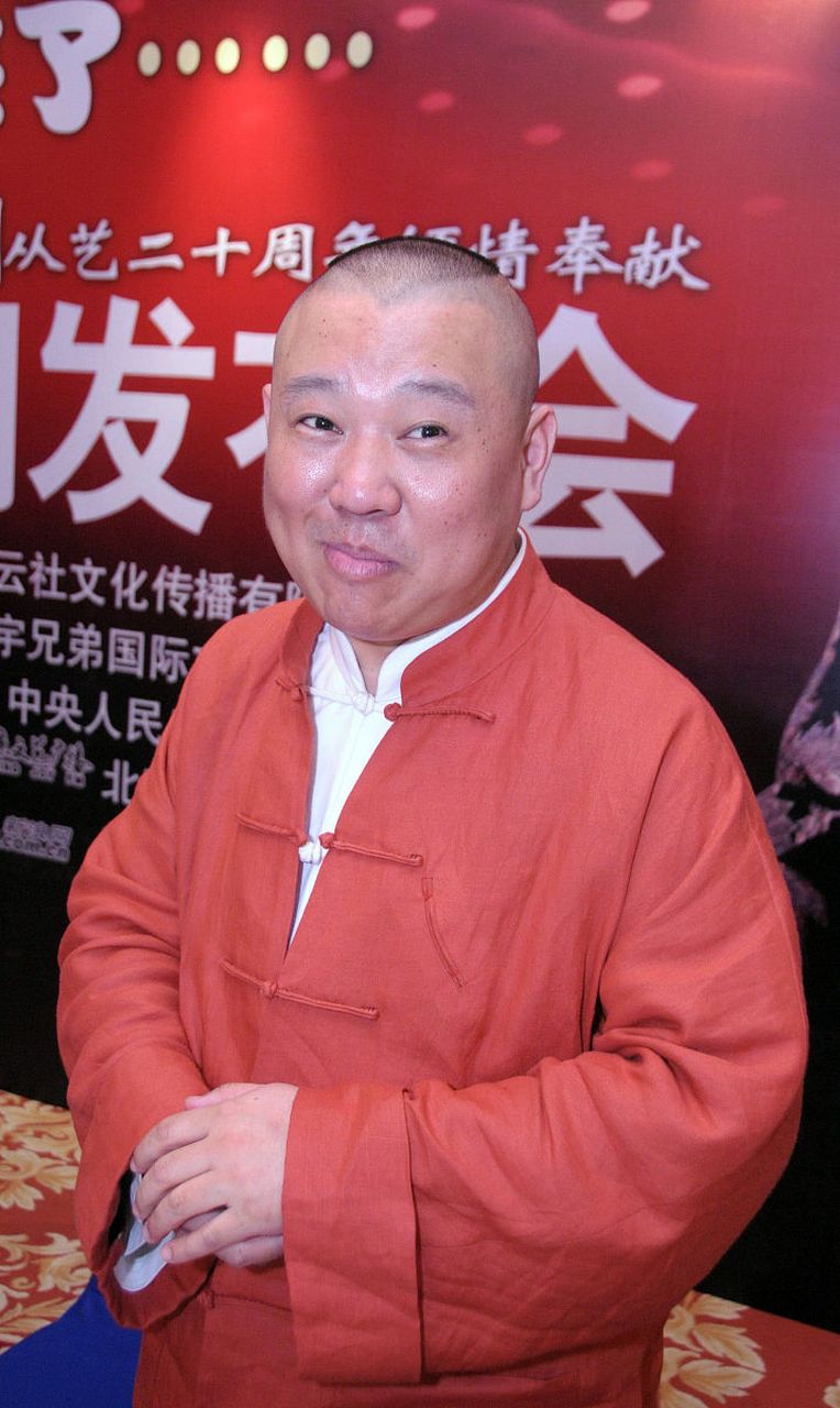 陈寒柏曾公开表示:"我不承认郭德纲是我的师弟,更不配做我师傅侯耀文