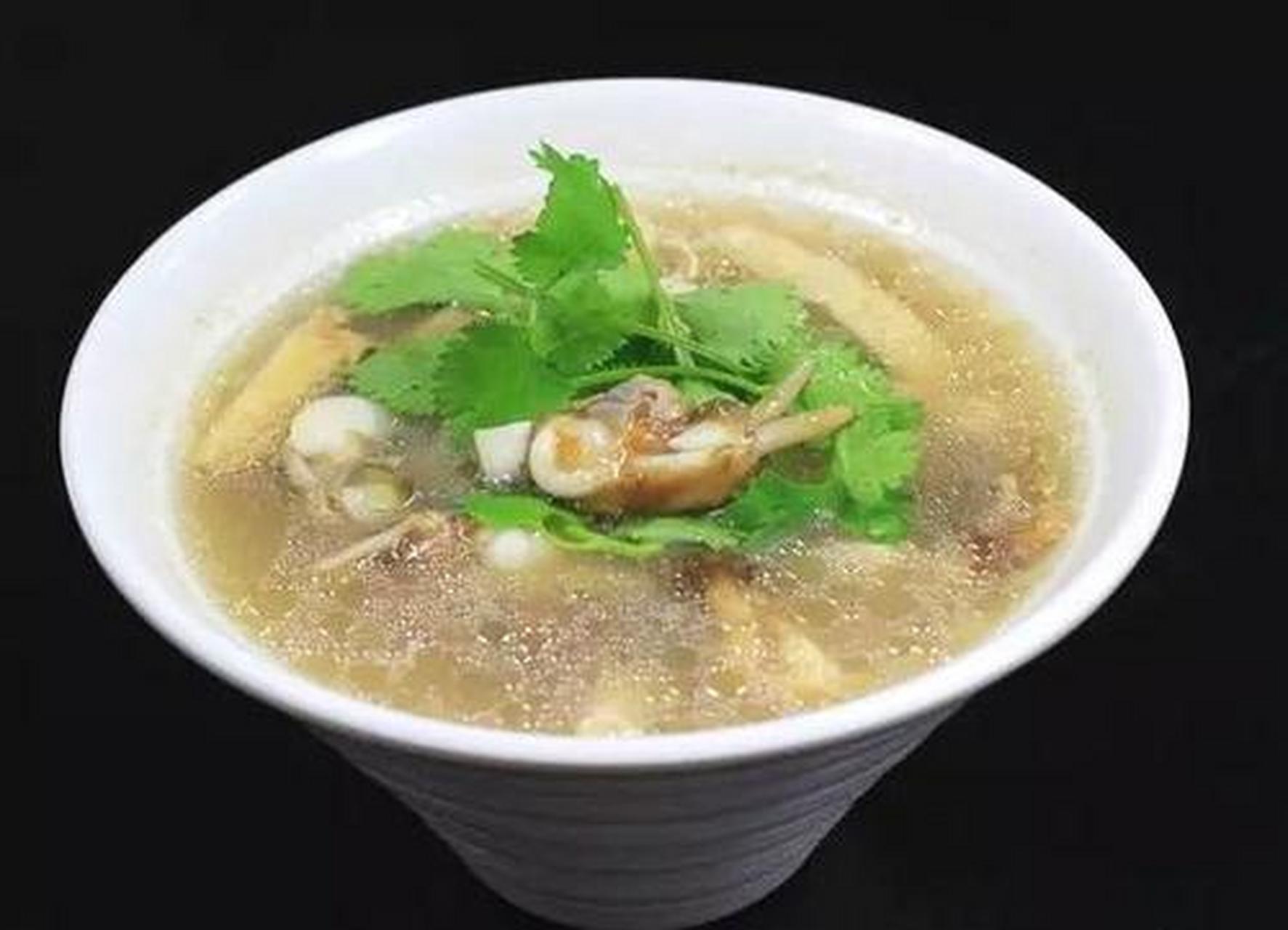 蛏熘,又叫蛏溜,是莆田的一道特色汤菜,以蛏肉混和淀粉,加上各种调味
