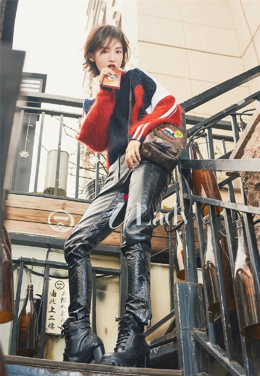 金晨个性时尚大片,拼色针织衫搭配帅气皮裤让人眼前一亮,这个造型有点