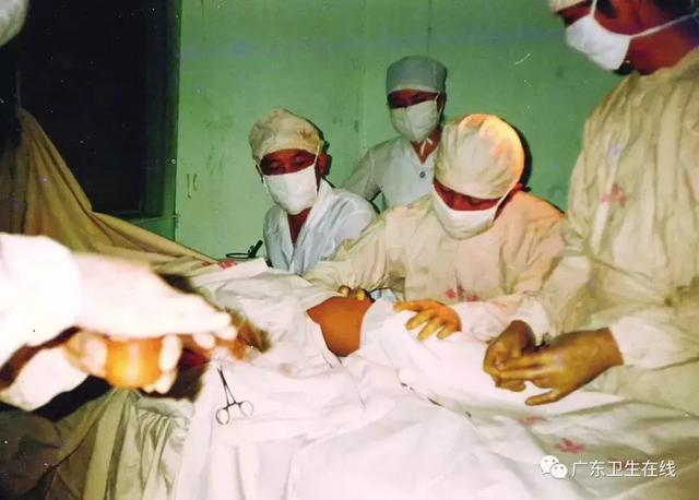 1980年代,简陋的手术室 幸运的是医学技术发展的抛物线从1978年就