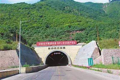 1996年,六盘山隧道架起西部与内陆的通道