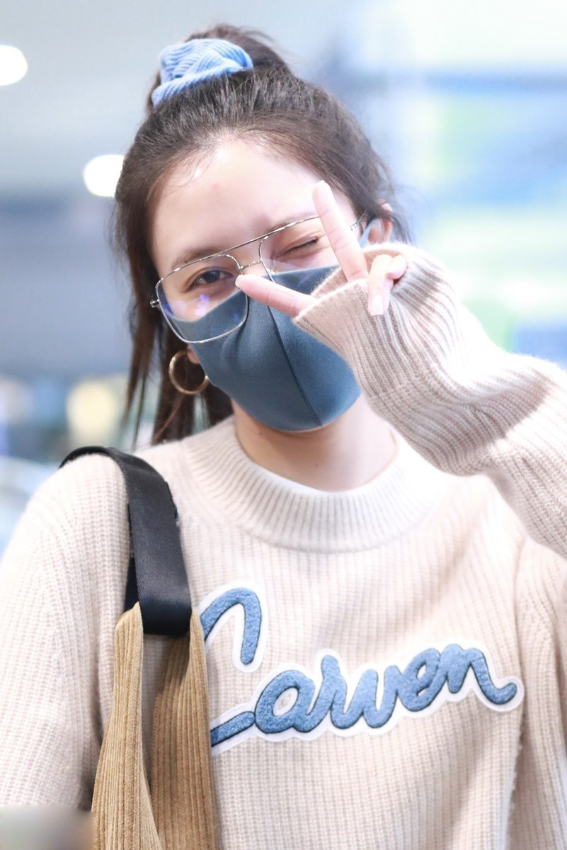 宋妍霏口罩遮面现身,获粉丝接机心情大好微笑营业满足签名要求