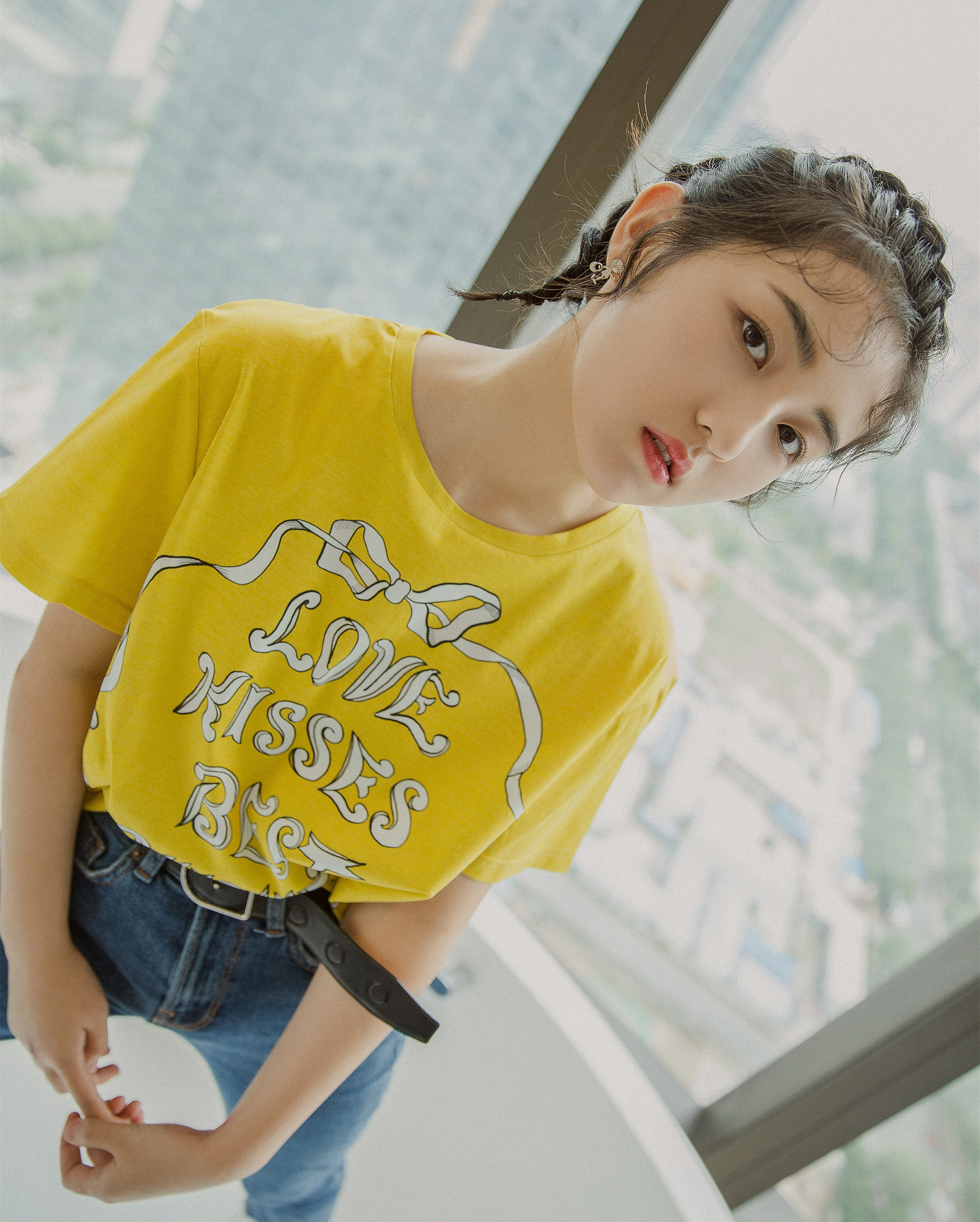 张子枫衣品直线上升黄色t恤搭配牛仔裤扎小辫儿时髦翻了