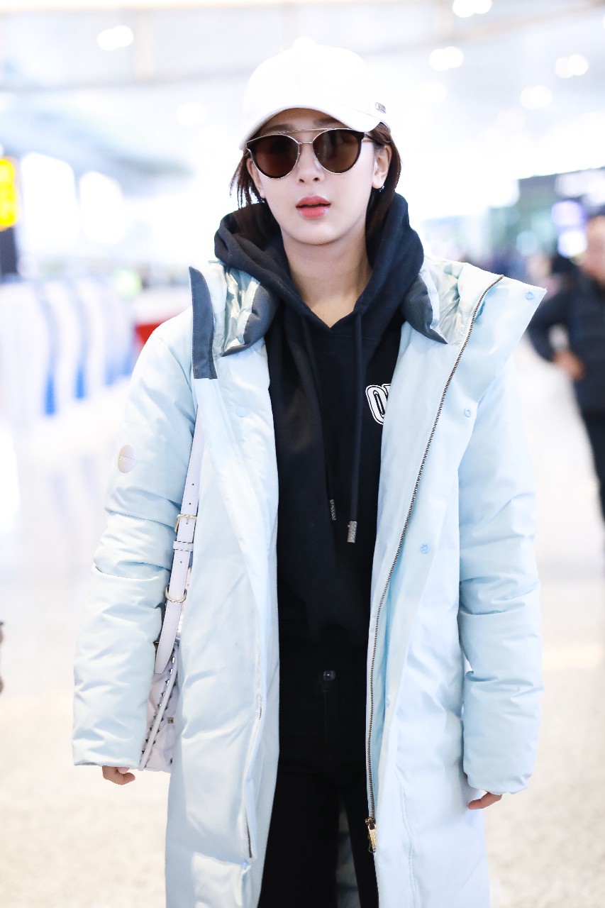 杨紫穿白色羽绒服现身机场皮肤白皙,戴白色棒球帽和墨镜又酷又美