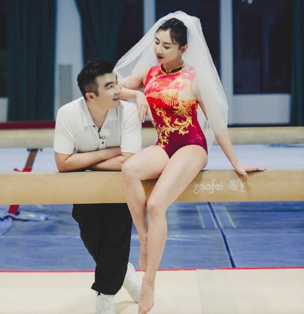 4月发文:何雯娜晒出混搭婚纱照!丈夫细心准备领奖台