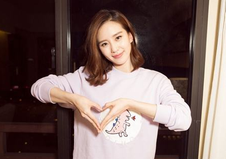 心理测试:选一个双手比心的姿势,可以看出你是一个什么样的人