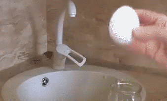 搞笑gif图笑话由漫画八妹编辑2: 如何快速的去除鸡蛋皮.