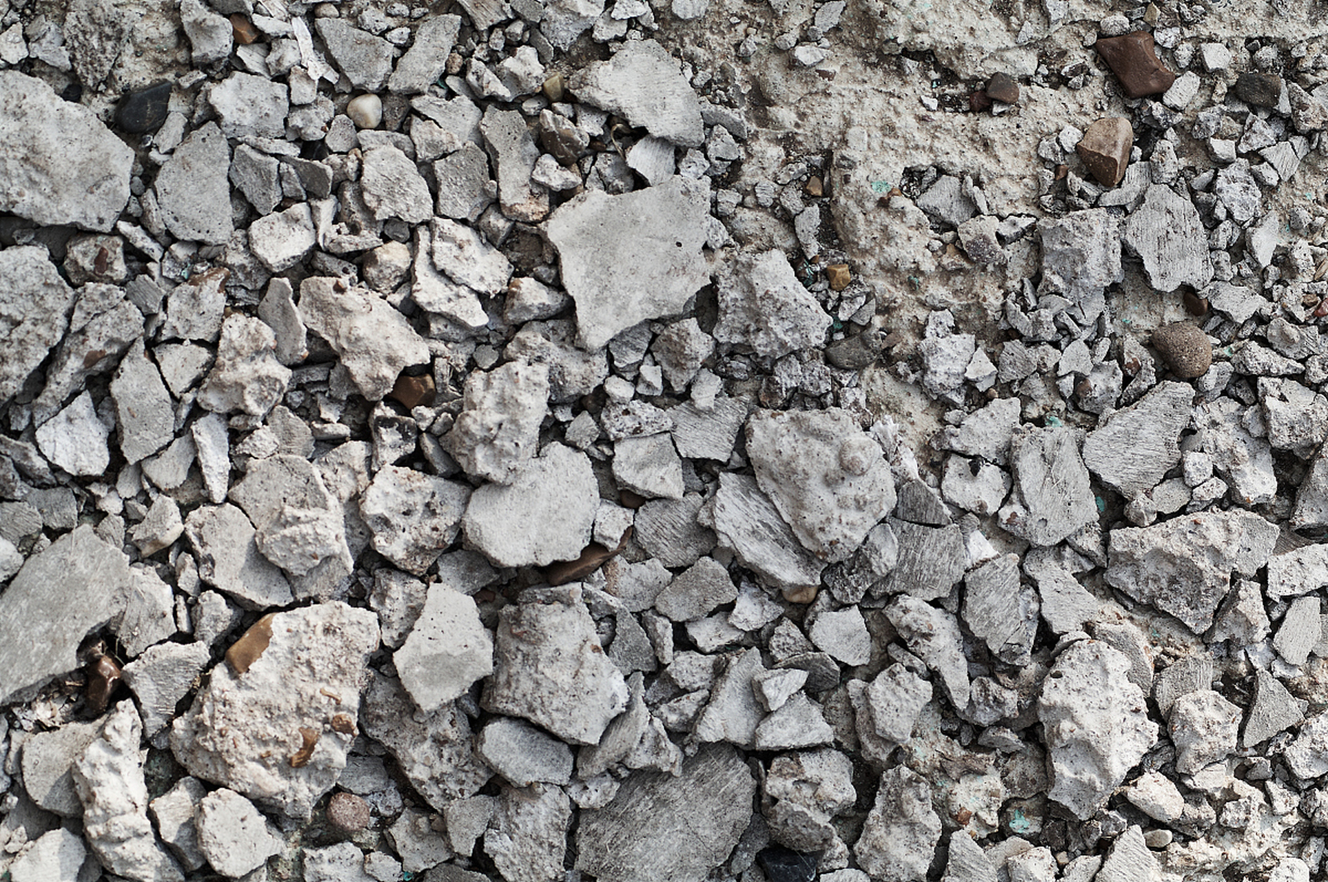 混凝土浇筑后养护对混凝土强度和耐久性至关重要,养护时间越早越好