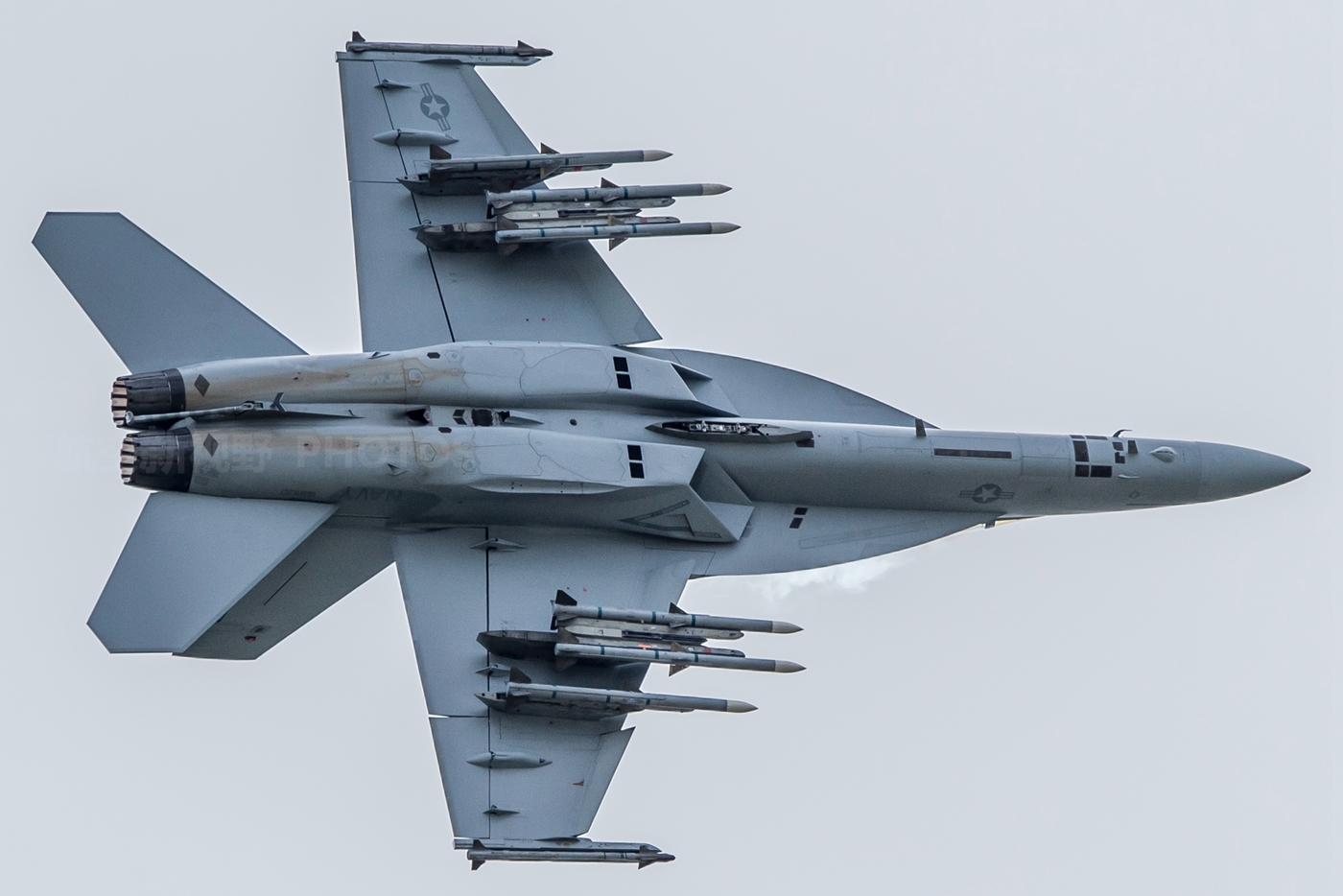 图中可以看到这架军机挂载了6枚aim-120先进中距空空导弹,2枚aim-9x