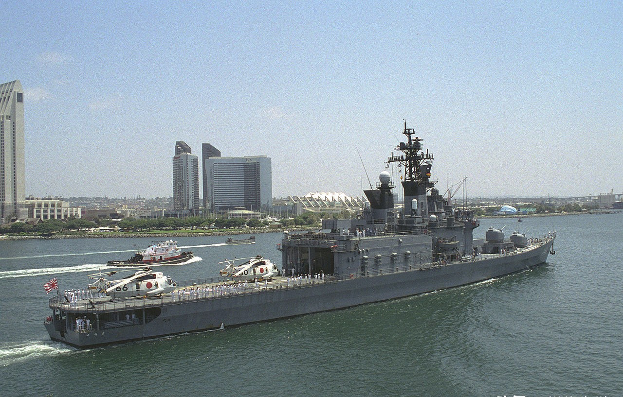 本级舰可以视作其前级榛名级直升机驱逐舰的改良版,中间有大型的直升