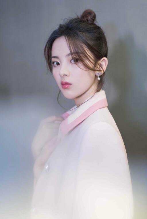 女星集体“抢模特饭碗”？董洁超越美成精灵，春夏被病态妆坑了！