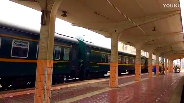 火车迷拍车:西局西段ss7d牵引k6次列车进咸阳火车站2站台