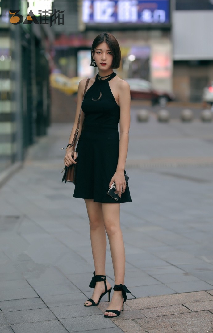 短发美女身穿黑色露肩连衣裙,搭配黑色高跟鞋,霸气出行,气场十足!