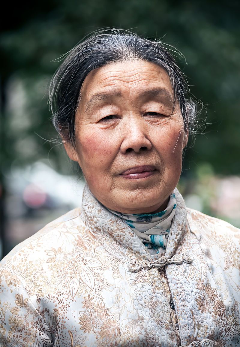 农村老妇带烂树桩鉴宝,观众哄堂大笑,专家情绪失控,您还有吗?