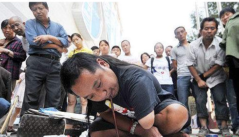 中国式"尼克胡哲"火了,没手没脚照样活得精彩,母亲:女儿最棒