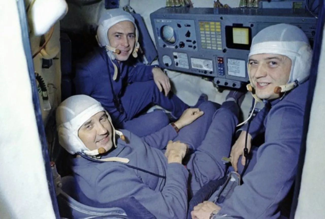 太空中漂浮着5个人的遗体,有3个是宇航员,剩下2个是什么人?