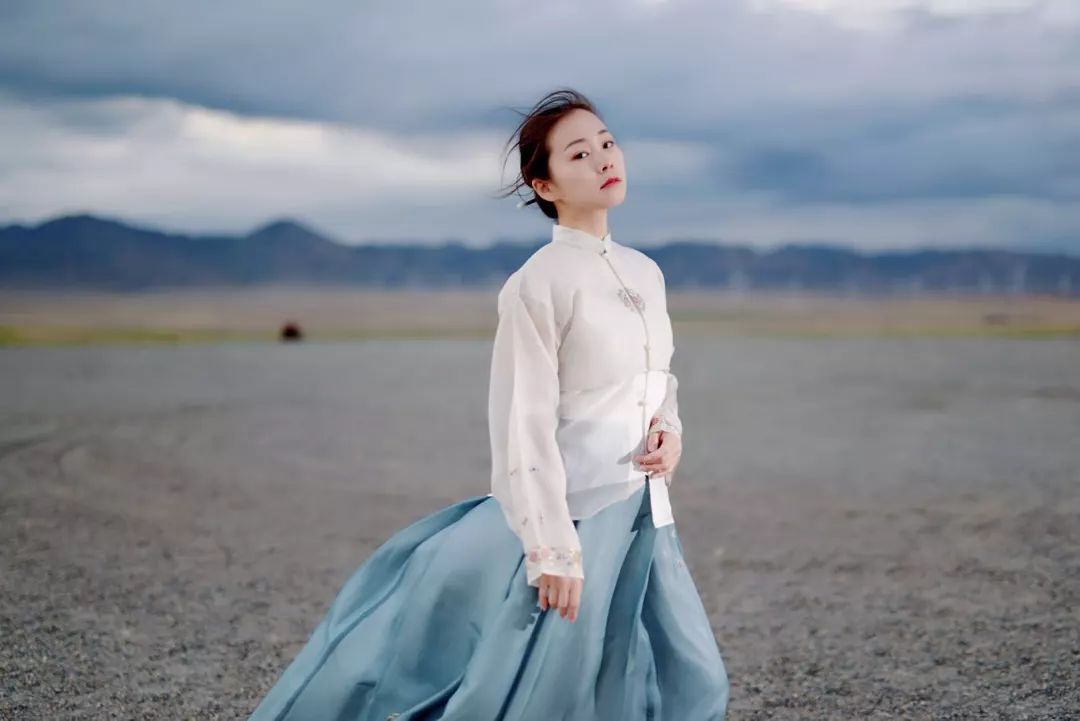 在《中国诗词大会》第五场中,靳舒馨更是一鸣惊人,击败四期擂主邓雅文