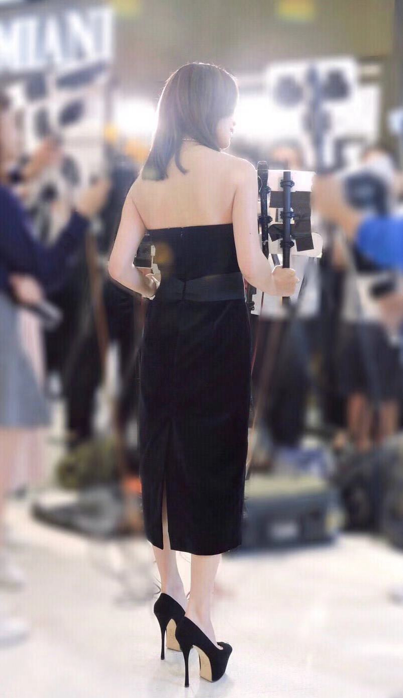 气质女神佘诗曼,穿露肩小黑裙秀身材,却被脚上"恨天高"抢镜!