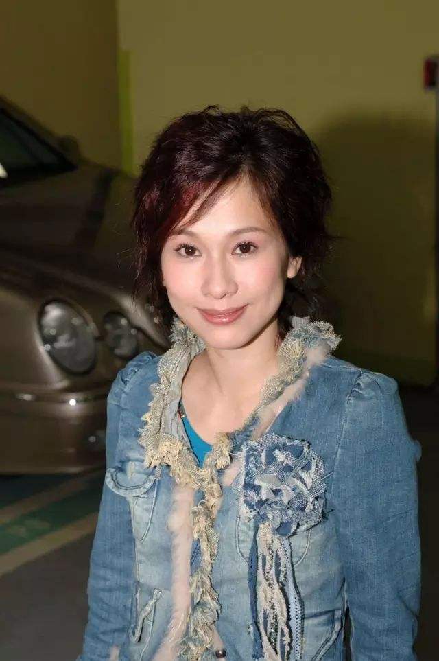 42岁文颂年轻了不止10岁,晒一家人团圆照看出状态,挑大梁的女人