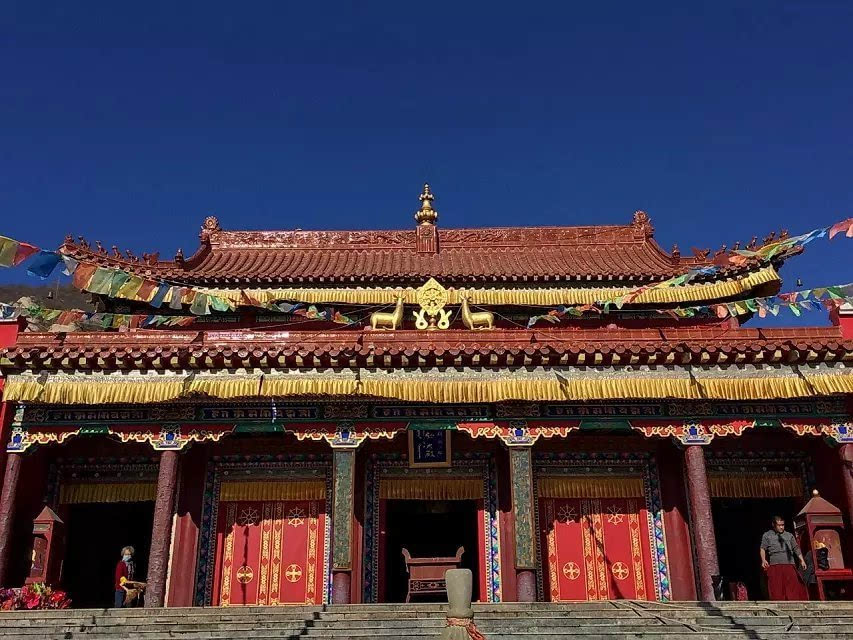 寶力根寺風景區坐落在阜蒙縣大板鎮衙門村查干寶力根山南麓.