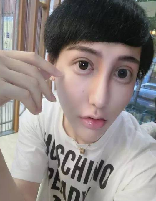 "蛇精男"刘梓晨,过气网红的挣扎,近照你还觉得辣眼睛吗